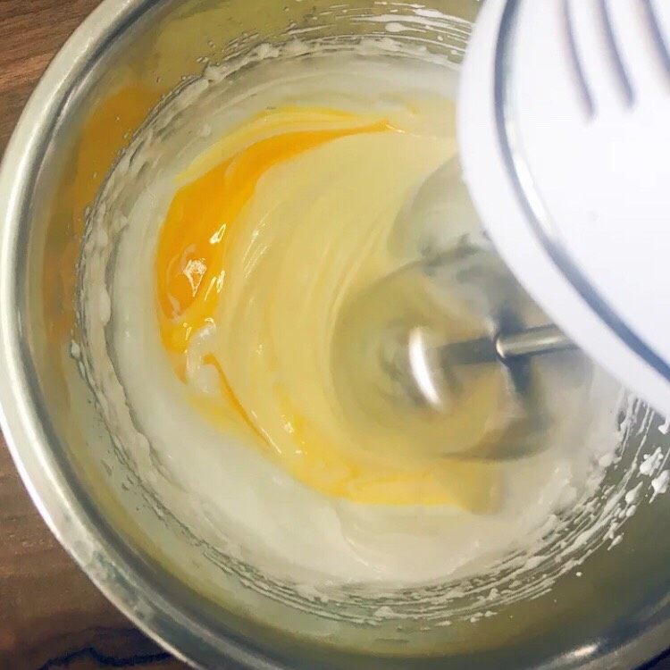清香慕斯梦幻镜面🌞,加入蛋黄,继续打至均匀。