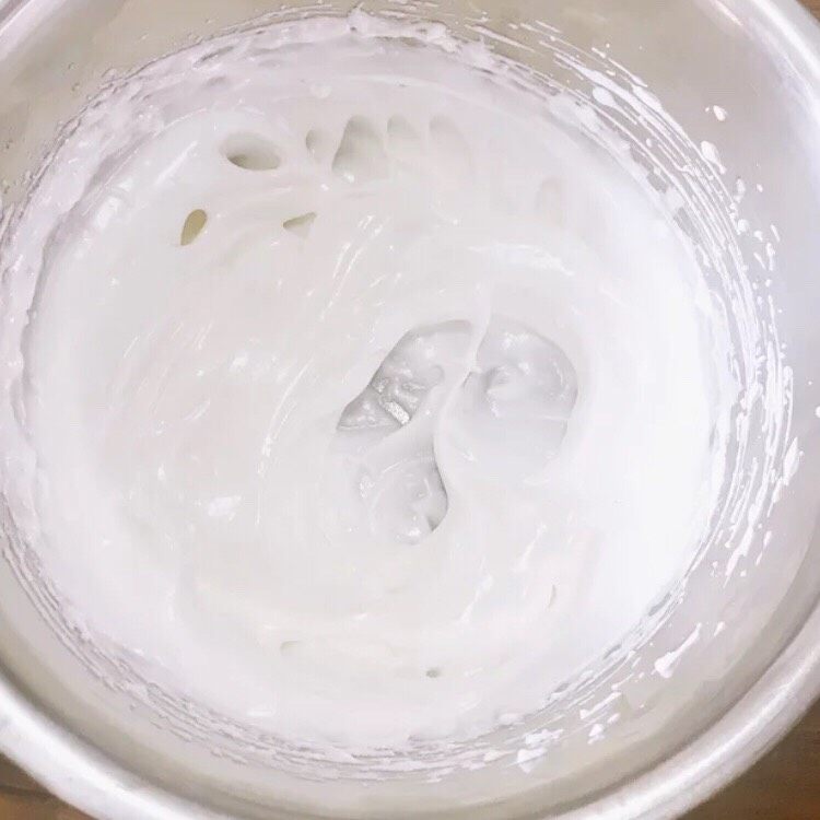 清香慕斯梦幻镜面🌞,蛋白+砂糖打至硬性发泡(有小尖角,与戚风蛋白状态相同)