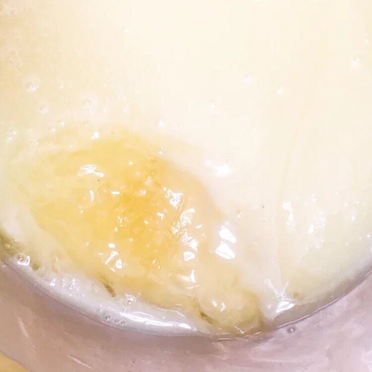 清香慕斯梦幻镜面🌞,倒入泡好的吉利丁片,搅拌至吉利丁片完全溶解。