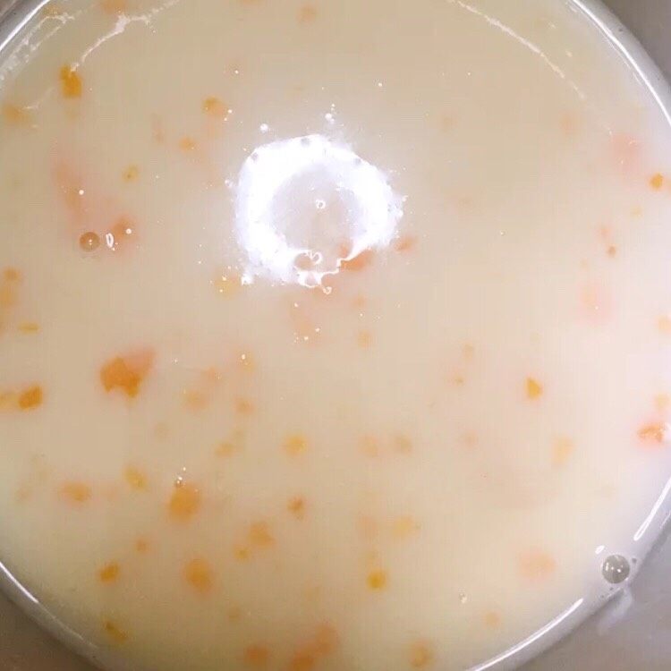 清香慕斯梦幻镜面🌞,充分搅拌均匀至顺滑,常温放置冷却,如有橙皮颗粒,记得过筛。