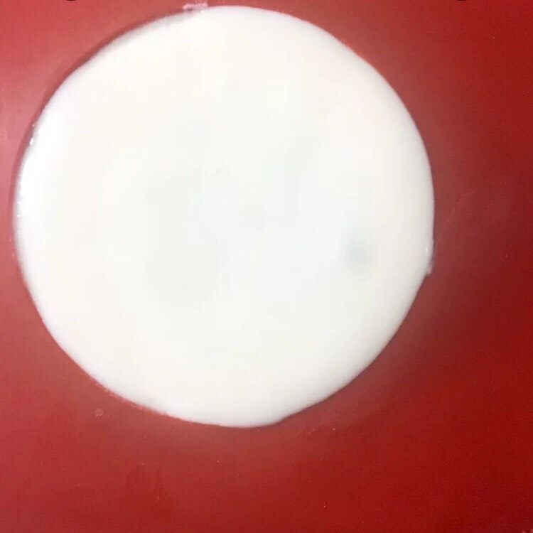 清香慕斯梦幻镜面🌞,取出后,挤入慕斯液至模具满模,用小抹刀抹平,轻轻震去气泡,入冰箱冷冻过液。