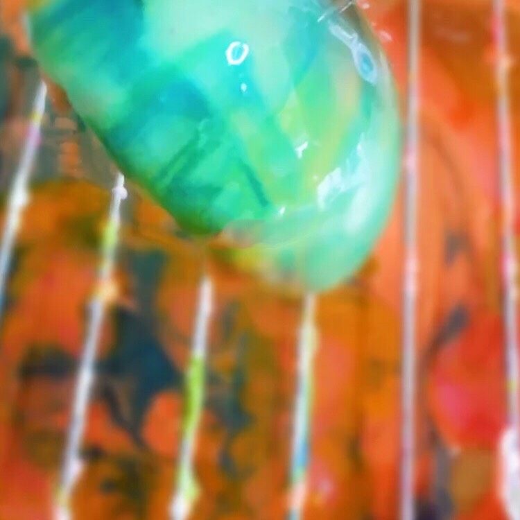清香慕斯梦幻镜面🌞,用一个比牙签粗一些长一些你尖头,把慕斯挪在包装托上。