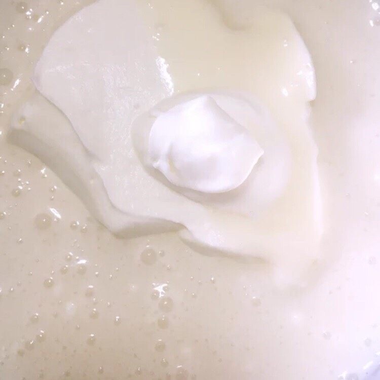 清香慕斯梦幻镜面🌞,分两次拌入冷却后你巧克力溶液中,搅拌均匀后装入裱花袋备用。