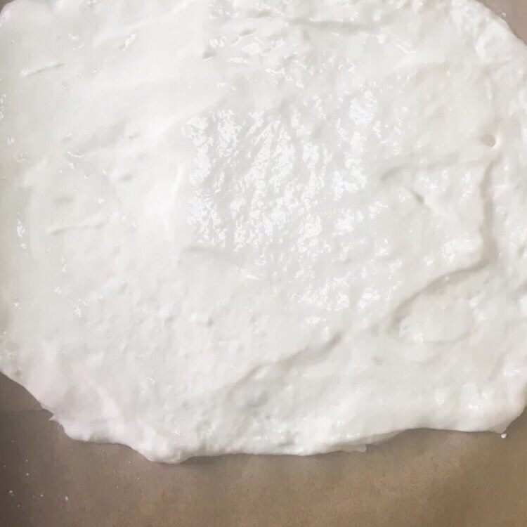 清香慕斯梦幻镜面🌞,将面糊倒进烤盘上抹平至均匀,180度预热烤箱,烘烤8分钟,具体时间根据个人烤箱而定,表面微上色即可。