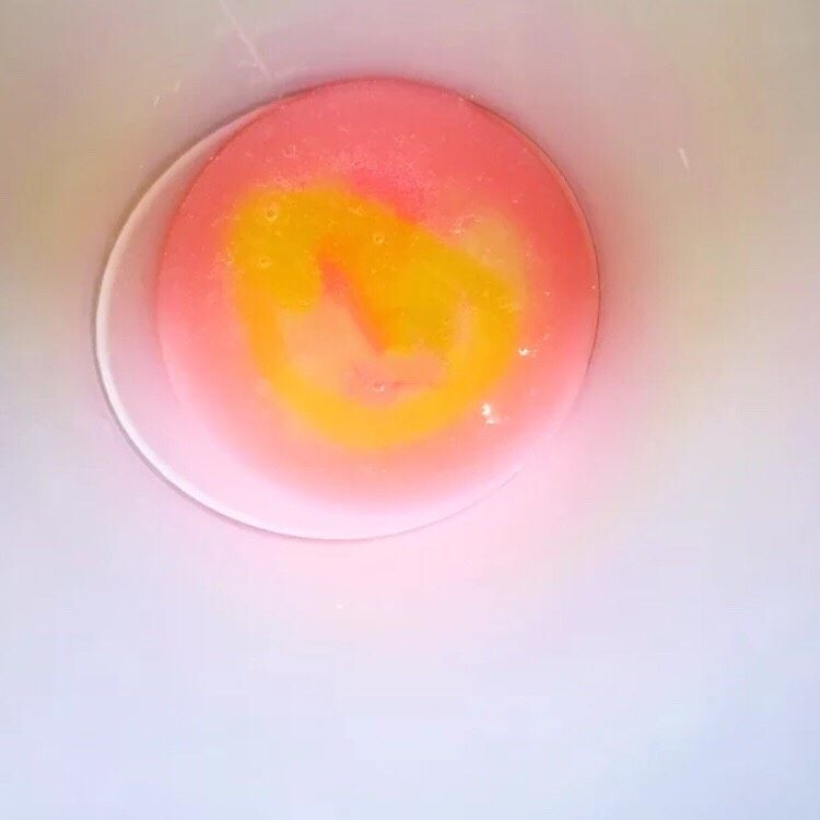 清香慕斯梦幻镜面🌞,将桃红色,白色,米黄色的镜面依次倒入粉色镜面中,轻轻搅拌几下,不要过度,否则就不会有梦幻的效果啦。镜面温度在32度时效果最佳。