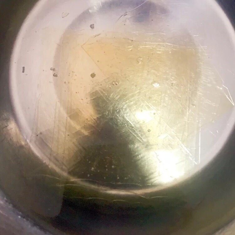 清香慕斯梦幻镜面🌞,吉利丁泡水软化备用(夏天记得放进冰箱里,要不然吉利丁都黏在盆里了)