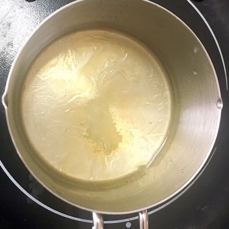 清香慕斯梦幻镜面🌞,水与吉利丁片混合后,用余温搅拌至融化。