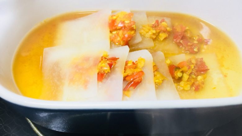 暖胃剁椒辣蒸萝卜汤,蒸好的萝卜汤汁全部出来,带上剁辣椒的辣味!
