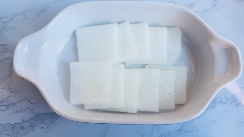 暖胃剁椒辣蒸萝卜汤,依次摆入到陶瓷碗中,其实形状任自己弄,你想弄成圆形也是可以的!