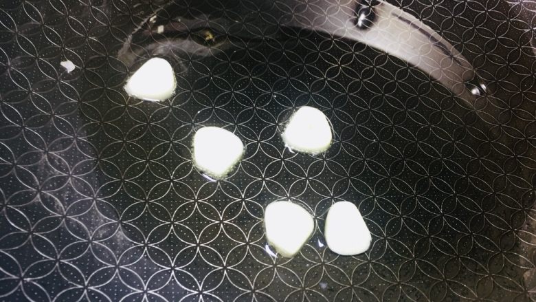 暖胃剁椒辣蒸萝卜汤,这个时候,咱们锅里面热油,放入蒜粒爆蒜香味