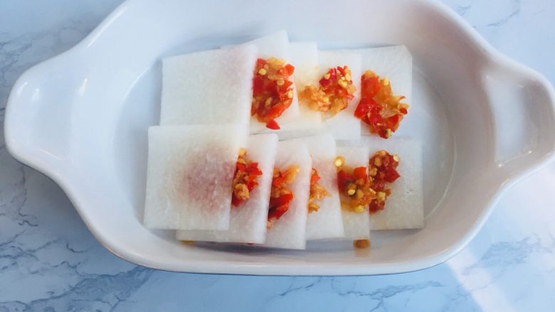 暖胃剁椒辣蒸萝卜汤,把<a style='color:red;display:inline-block;' href='/shicai/ 4870'>剁辣椒</a>夹在萝卜中间,蒸的时候可以更好的融入萝卜中