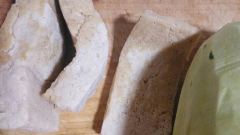 素菜腐乳大杂炖,自己在外面冻的豆腐,比冰箱冻的好吃,具体为什么,是不是温度导致内部结构不同