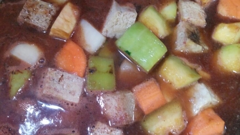 素菜腐乳大杂炖,加入<a style='color:red;display:inline-block;' href='/shicai/ 692'>酱油</a>,翻炒几下,加入温水,加入素鸡精,加入腐乳汤和腐乳
