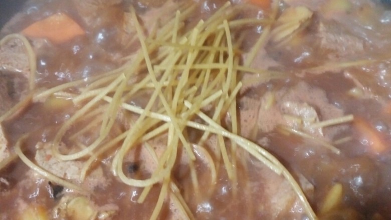 素菜腐乳大杂炖,开锅加入粉丝,粉丝,快出锅时候加入盐