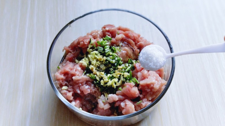 #感恩节食谱#有机南瓜肉糜盅,再加入盐。