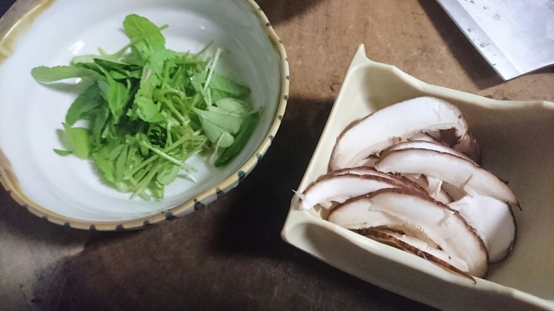 一个人的双拼套餐,香菇切片,娃娃菜切小段