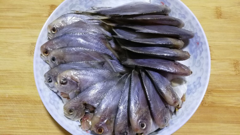 文火烧晶鱼,小晶鱼去鳃去内脏,清洗干净。