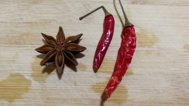 文火烧晶鱼,<a style='color:red;display:inline-block;' href='/shicai/ 695'>八角</a>一个,朵椒两个。