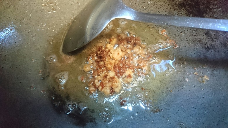 一个人的双拼套餐,先来准备高汤,少许油,大火热锅再改中小火翻炒肉泥至肉泥出油