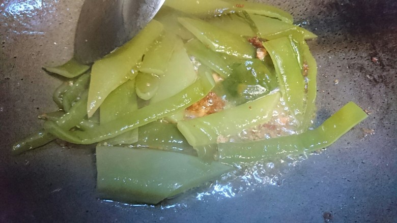 一个人的双拼套餐,接着加入海白菜翻炒,偏向中火