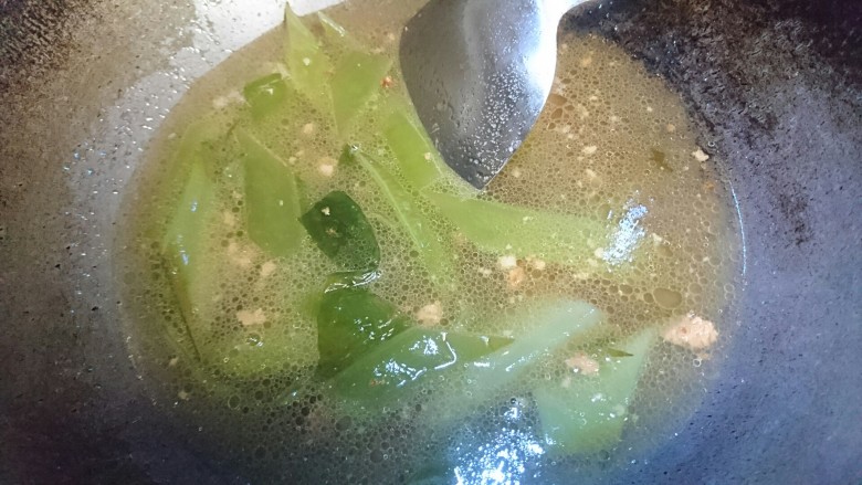 一个人的双拼套餐,倒入清水~盐和酱油调味