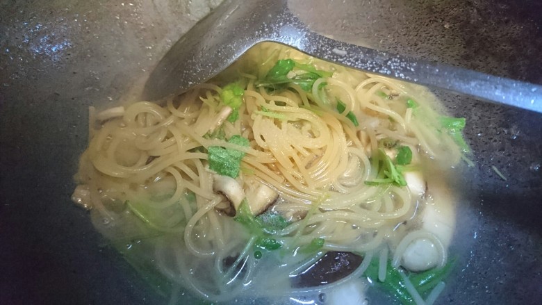 一个人的双拼套餐,加盐和之前煮好的高汤少许…让意面小火吸汁,即可装盘
