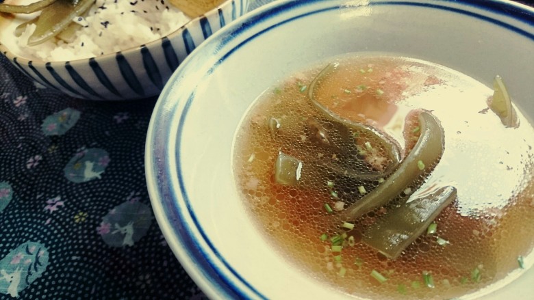 一个人的双拼套餐,海白菜肉泥汤,还可以加少许葱花配米饭吃防止噎到