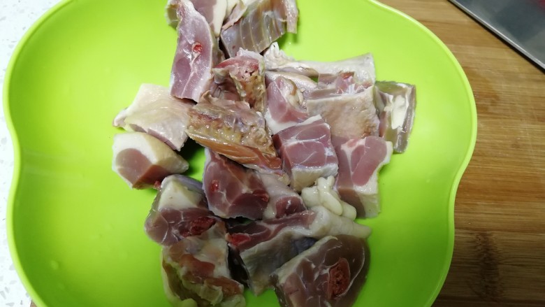 咸鸭腿烧豆腐,将<a style='color:red;display:inline-block;' href='/shicai/ 50136'>咸鸭腿</a>切小块放入开水中啄一下,捞出来备用。