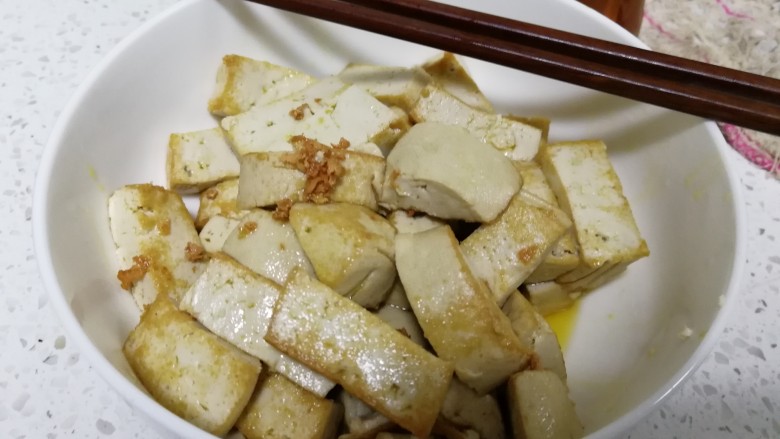 咸鸭腿烧豆腐,待所有豆腐都煎好后,放在碗里备用