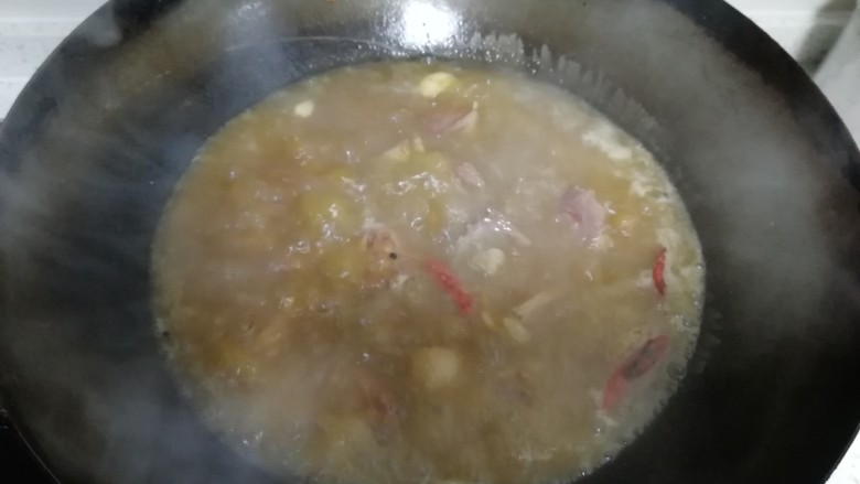 咸鸭腿烧豆腐,盖过,大火烧