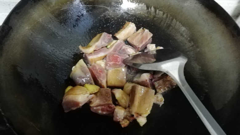 咸鸭腿烧豆腐,热火倒入油，油热后放入十几粒<a style='color:red;display:inline-block;' href='/shicai/ 700'>花椒</a>，待<a style='color:red;display:inline-block;' href='/shicai/ 700'>花椒</a>炸入味后，捞出<a style='color:red;display:inline-block;' href='/shicai/ 700'>花椒</a>（要不吃到嘴里，一般人都吃不习惯）然后加入姜蒜，翻炒一下就放入鸭腿块，个几个干辣椒，翻炒，待肉表面泛黄，倒入水，可以多放一点