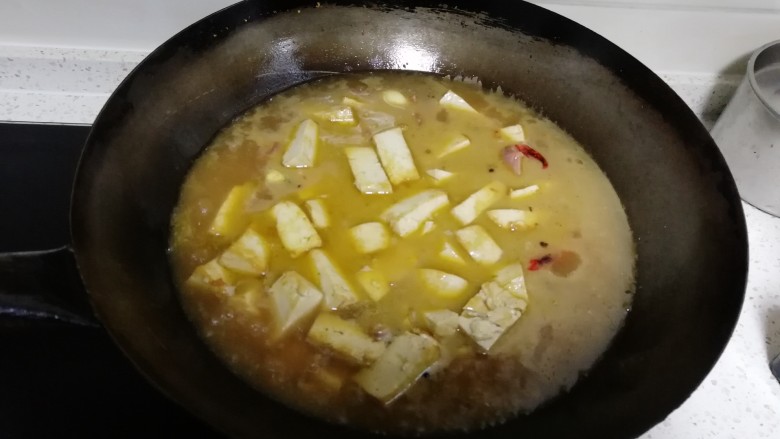 咸鸭腿烧豆腐,待烧开后,将豆腐倒入锅内,可以采用大火烧五十分钟,或者先大火二十分钟,在小火五十分钟,在最后要出锅的时候加入事先切好的小葱,然后大火收锅
