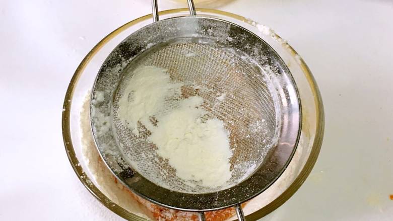 胡萝卜小饼,筛入低筋面粉。