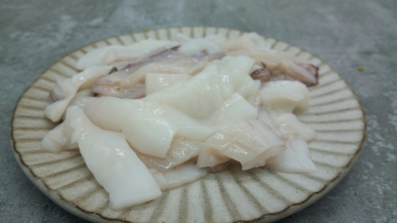 #感恩节食谱#雪菜鱿鱼卷,再横刀切块,块切的越大,鱿鱼卷越大