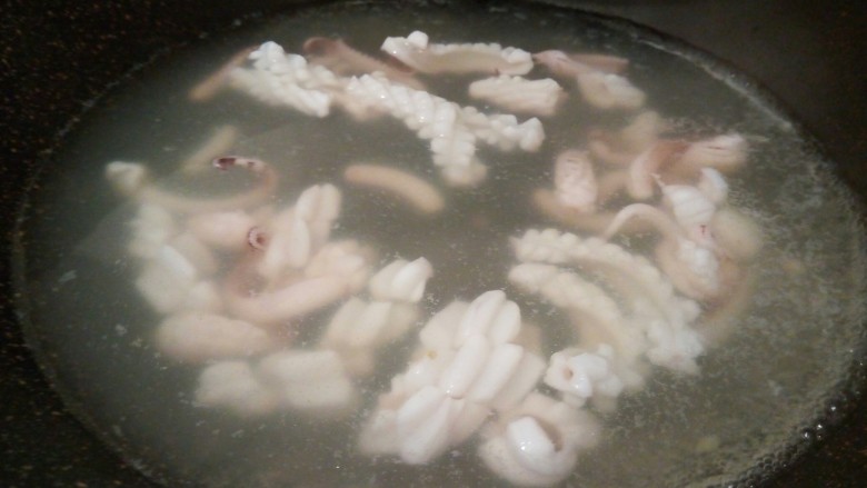 #感恩节食谱#雪菜鱿鱼卷,水开,放少许料酒,下鱿鱼焯水30秒,捞出控水