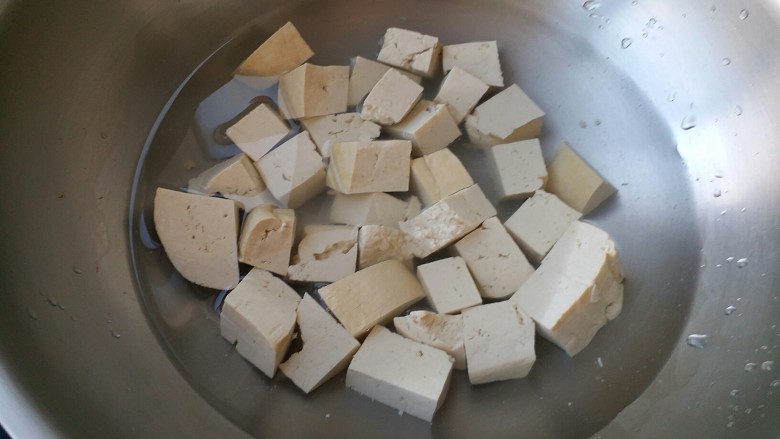 青椒溜豆腐,放入开水锅里焯2分钟,去掉豆腥味