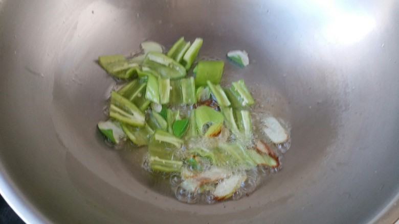 青椒溜豆腐,热锅冷油放入葱煸出香味,放入青椒块