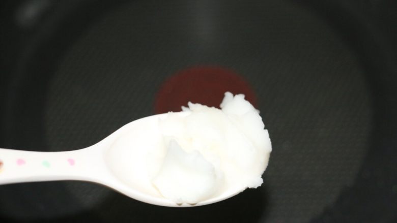 五花肉炒豆干,开中火,我用自己熬的猪肉炒菜,腻香了
下猪油,没有的下普通油也行。几g就好