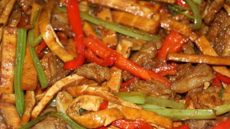 五花肉炒豆干,炒均匀,炒1分钟左右吧