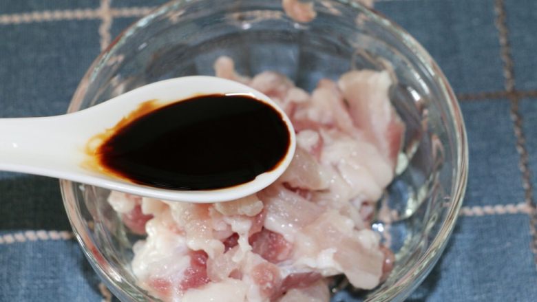 五花肉炒豆干,无花切薄片,加入<a style='color:red;display:inline-block;' href='/shicai/ 762'>老抽</a>