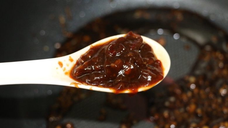 凉拌豆腐皮,下<a style='color:red;display:inline-block;' href='/shicai/ 5035'>辣酱</a>,拌均匀