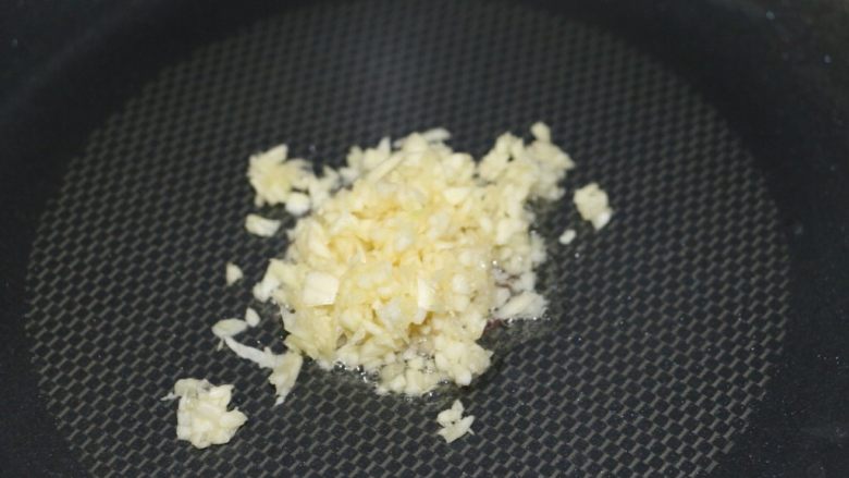 凉拌豆腐皮,下蒜头,爆一下,然后转小火