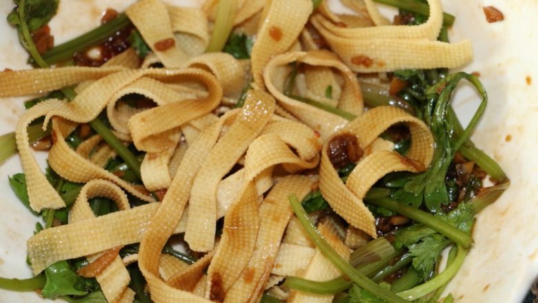 凉拌豆腐皮,拌均匀吃就行了,味道一绝哦