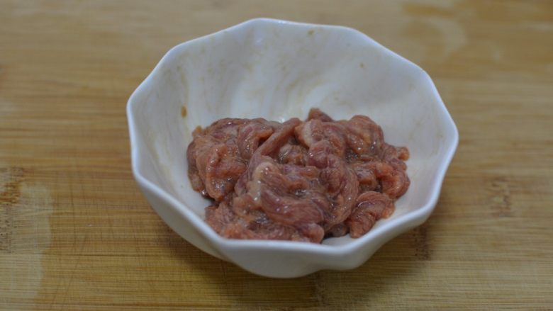 茄汁牛肉意面,抓均,腌制15分钟。