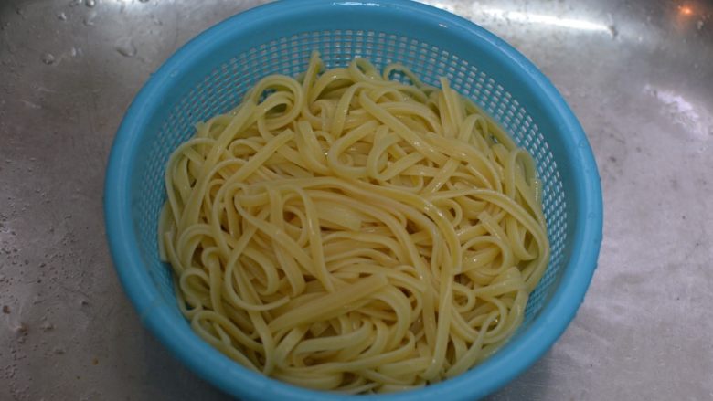 茄汁牛肉意面,这个时候意面也煮好了,倒出来过冷水,并用<a style='color:red;display:inline-block;' href='/shicai/ 851'>橄榄油</a>拌一下防止粘黏。