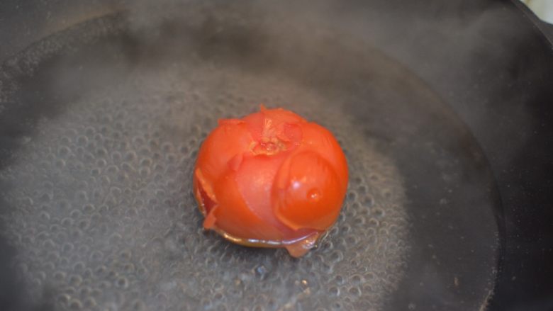 茄汁牛肉意面,放在沸水中烫一下,容易去皮。