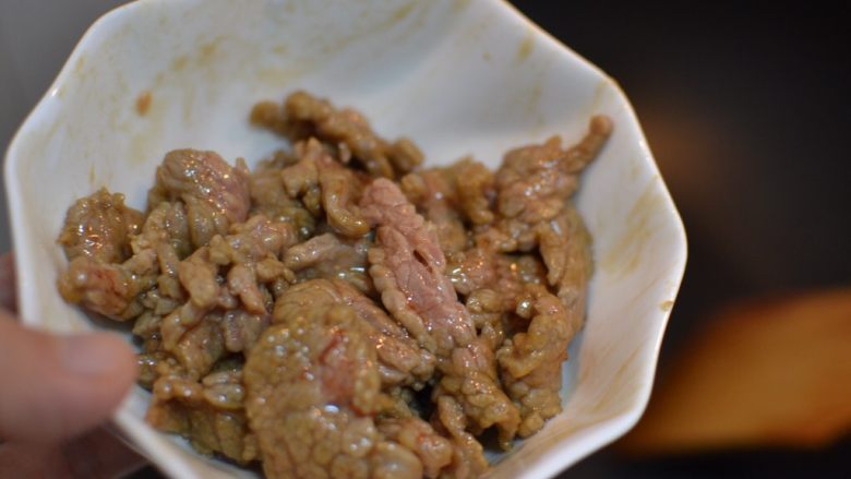 茄汁牛肉意面,锅中放少量橄榄油烧热,放入牛肉,炒至段生,盛出备用。