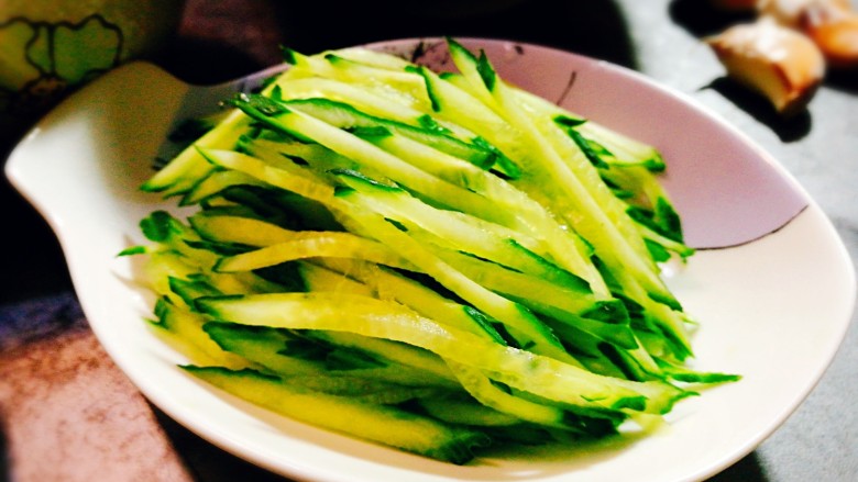 一碗面条~老北京炸酱面,<a style='color:red;display:inline-block;' href='/shicai/ 54'>黄瓜</a>切成丝
