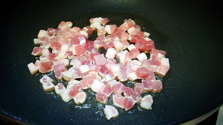 一碗面条~老北京炸酱面,倒入肉丁翻炒