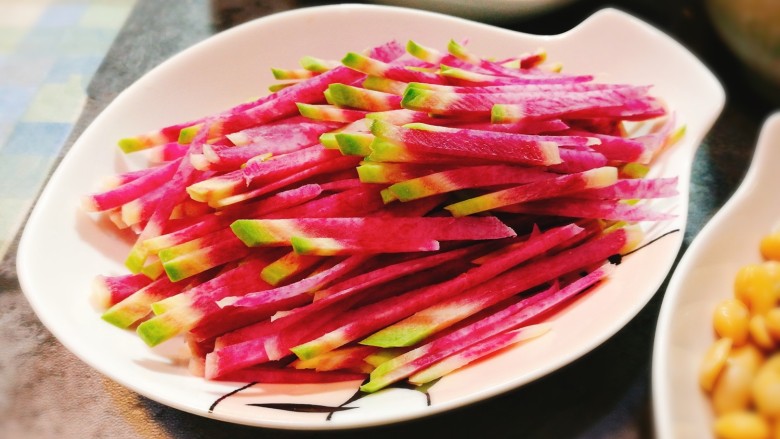 一碗面条~老北京炸酱面,<a style='color:red;display:inline-block;' href='/shicai/ 2861'>心里美</a>切成丝
